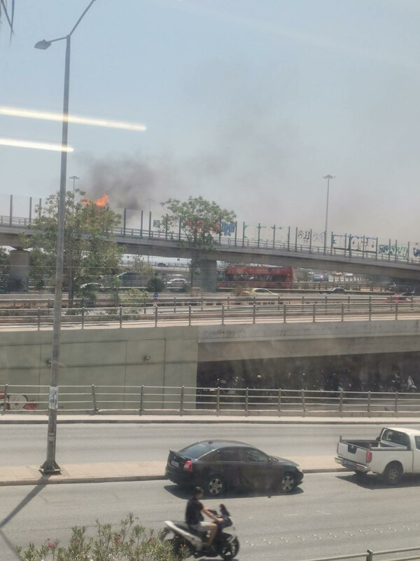Φωτιά σε μοτοσικλέτα στην Εθνική Οδό, στο Φάληρο