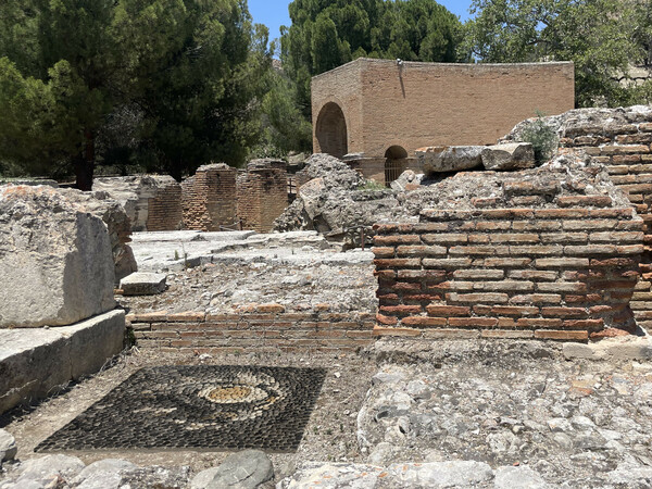 Ρήγματα σε Επαφή σε μια έκθεση στη Γόρτυνα