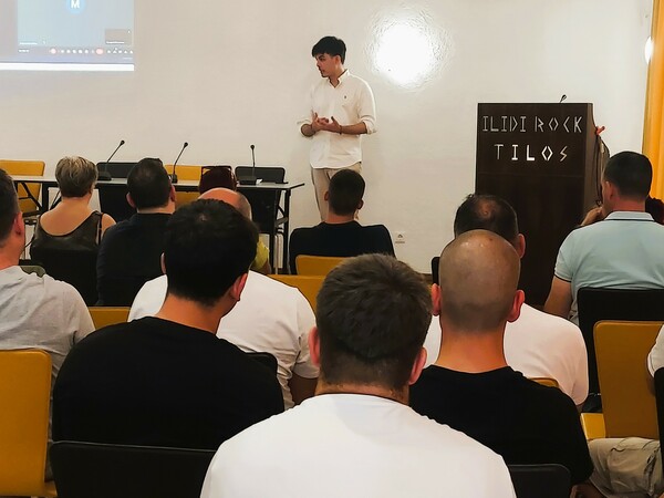 «Aν είσαι νέος, στην Τήλο ζεις ξεχασμένος στην άκρη του Αιγαίου»