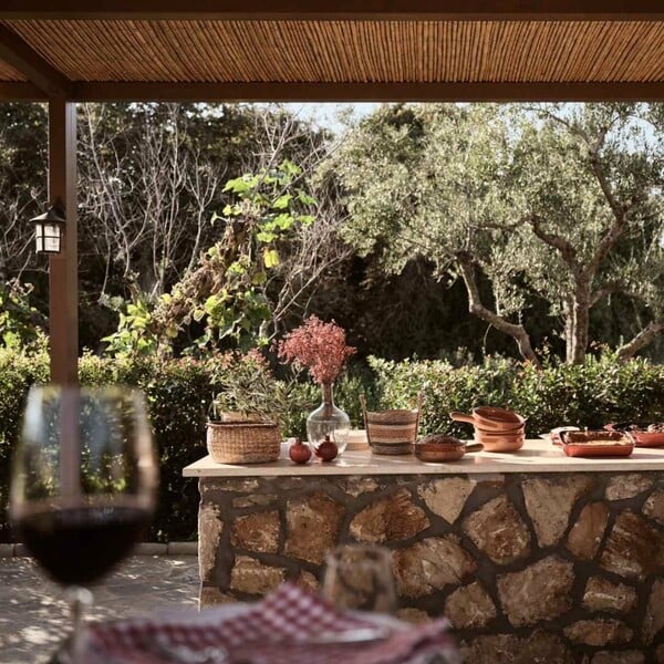 Ένα μποστάνι και ένας ξυλόφουρνος, σούβλες και άψογα γεμιστά στη Ζάκυνθο