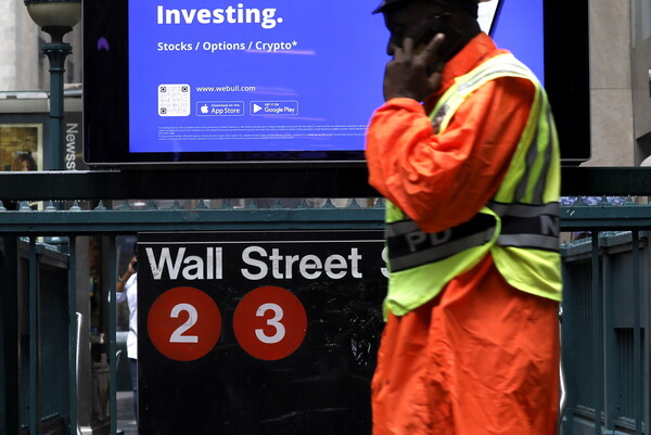 Kαθίζηση στη Wall Street: «Βουτιά» 1.179 μονάδων στον Dow Jones υπό τον φόβο ύφεσης στις ΗΠΑ