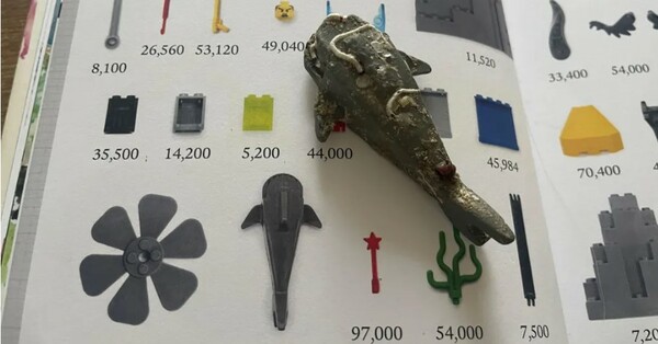 Στη θάλασσα υπάρχουν 51.800 καρχαρίες Lego κι ένας ψαράς μόλις βρήκε τον πρώτο