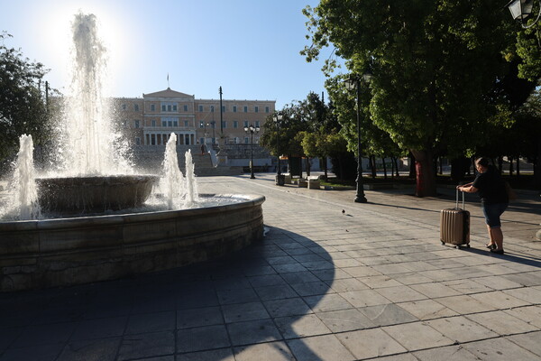 Η άδεια Αθήνα τον Δεκαπενταύγουστο μέσα από τον φωτογραφικό φακό