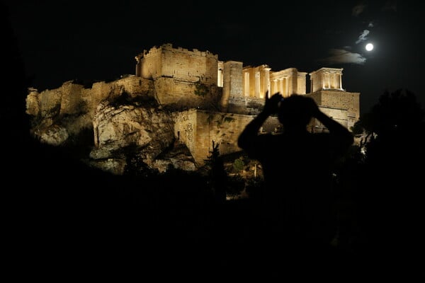 Πανσέληνος Αυγούστου: Μαγευτικές εικόνες από το «φεγγάρι του Οξύρρυγχου»