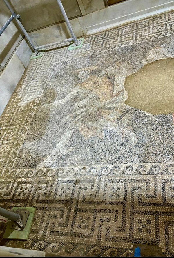 Τύμβος Καστά: Στηρίχθηκε η θόλος - Αποκαθίσταται το ψηφιδωτό της Περσεφόνης   