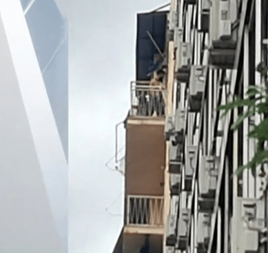 Άνδρας απειλεί κόσμο στο κέντρο της Αθήνας - «Θα σας ανατινάξω»