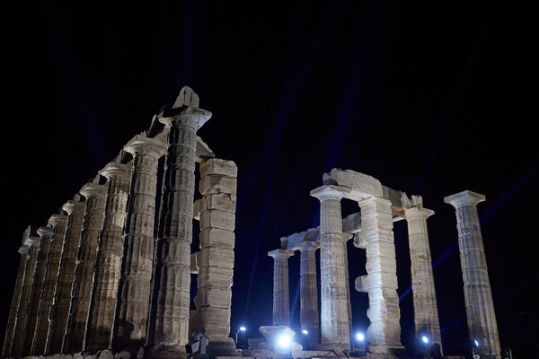 Ο νέος φωτισμός στον ναό του Ποσειδώνα στο Σούνιο από την Ελευθερία Ντεκώ