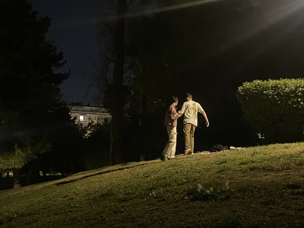Δύο παιδιά, πάρκο Ελευθερίας, πριν λίγο. 