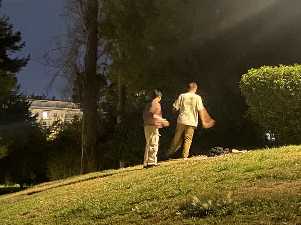 Δύο παιδιά, πάρκο Ελευθερίας, πριν λίγο.