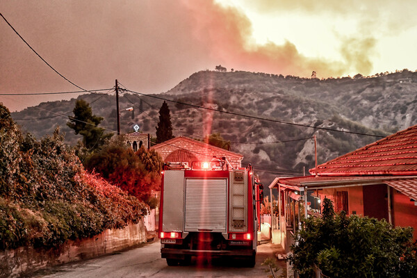 Φωτιά στο Ξυλόκαστρο: Ενισχύθηκαν οι εναέριες δυνάμεις