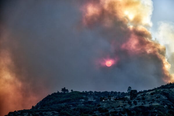 Φωτιά στο Ξυλόκαστρο: Ενισχύθηκαν οι εναέριες δυνάμεις