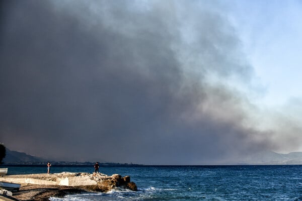 Φωτιά στο Ξυλόκαστρο: Ενισχύθηκαν οι εναέριες δυνάμεις