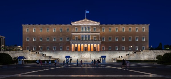 Νέος φωτισμός ανάδειξης στο Μέγαρο της Βουλής και του μνημείου του Αγνώστου Στρατιώτη: Βιωσιμότητα, τεχνολογία και αισθητική σε ισορροπία 