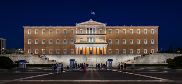 Νέος φωτισμός ανάδειξης στο Μέγαρο της Βουλής και του μνημείου του Αγνώστου Στρατιώτη: Βιωσιμότητα, τεχνολογία και αισθητική σε ισορροπία