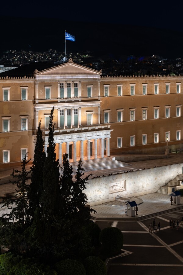 Νέος φωτισμός ανάδειξης στο Μέγαρο της Βουλής και του μνημείου του Αγνώστου Στρατιώτη: Βιωσιμότητα, τεχνολογία και αισθητική σε ισορροπία