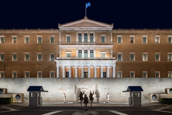 Νέος φωτισμός ανάδειξης στο Μέγαρο της Βουλής και του μνημείου του Αγνώστου Στρατιώτη: Βιωσιμότητα, τεχνολογία και αισθητική σε ισορροπία