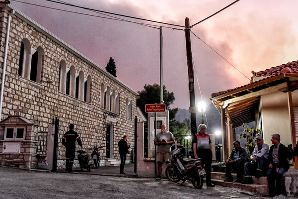 Φωτιά στο Ξυλόκαστρο: Εκκενώνονται Χελυδόρεο και Ζάχολη