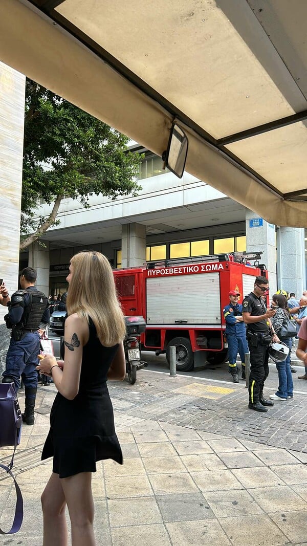 Κλειστή η Ερμού: Έλεγχος της ΕΛ.ΑΣ σε ύποπτη βαλίτσα