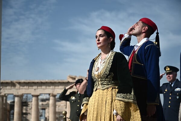 Έπαρση της σημαίας στην Ακρόπολη για την επέτειο απελευθέρωσης της Αθήνας από τη γερμανική κατοχή