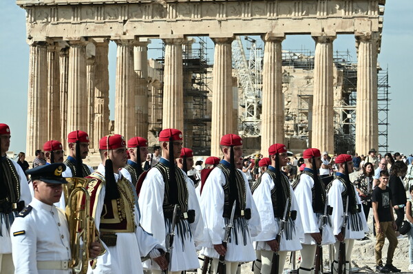 Έπαρση της σημαίας στην Ακρόπολη για την επέτειο απελευθέρωσης της Αθήνας από τη γερμανική κατοχή