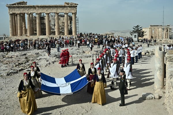 Έπαρση της σημαίας στην Ακρόπολη για την επέτειο απελευθέρωσης της Αθήνας από τη γερμανική κατοχή