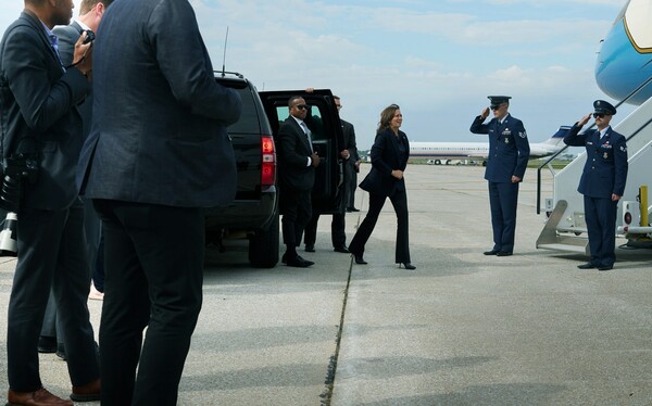 Aναλύοντας το εξώφυλλο της Kamala Harris στην Vogue, όσο δεν πάει. 