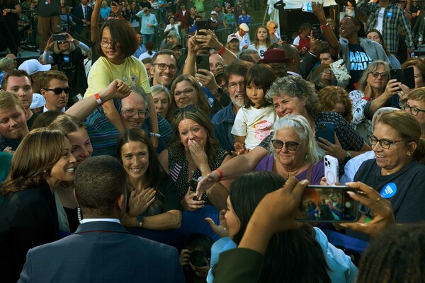 Aναλύοντας το εξώφυλλο της Kamala Harris στην Vogue, όσο δεν πάει. 
