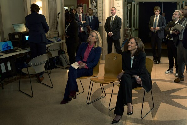 Aναλύοντας το εξώφυλλο της Kamala Harris στην Vogue, όσο δεν πάει. 