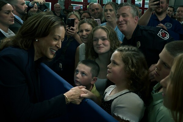 Aναλύοντας το εξώφυλλο της Kamala Harris στην Vogue, όσο δεν πάει. 