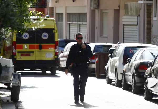 Λήξη συναγερμού στο Περιστέρι: Βγήκε ο άνδρας που ταμπουρώθηκε σε σπίτι ψυχιάτρου