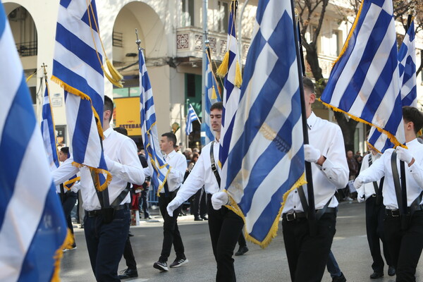 Θεσσαλονίκη: Πλήθος κόσμου στην μαθητική παρέλαση της 28ης Οκτωβρίου