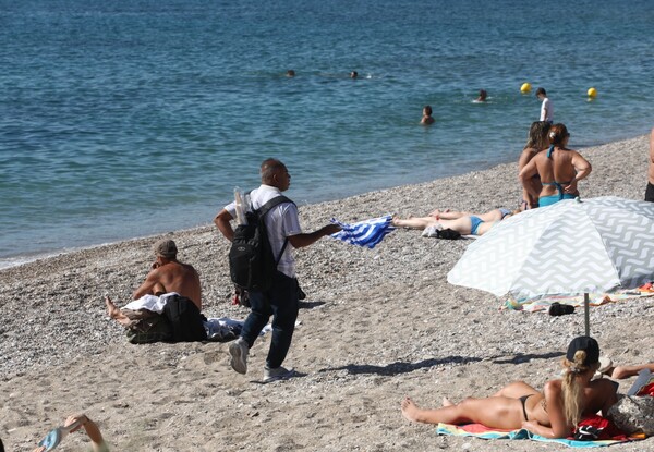 Για μπάνιο στον Φλοίσβο μετά την παρέλαση της 28ης, όσοι έμειναν στην Αθήνα