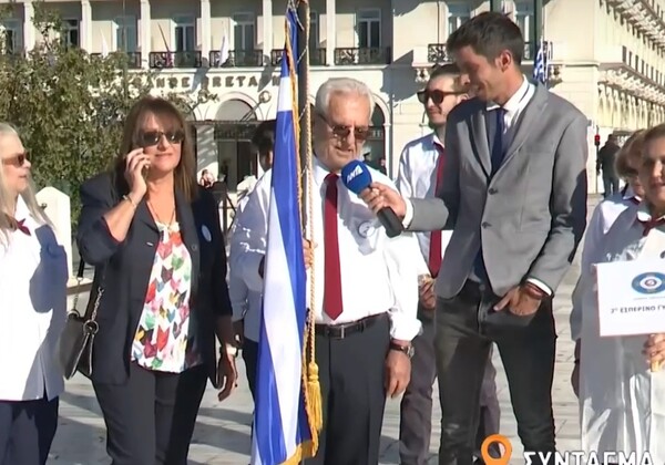 Σημαιοφόρος ετών 80 κατέρριψε πανελλήνιο ρεκόρ: «Οι ανάγκες τότε δεν μου επέτρεψαν να πάω σχολείο»