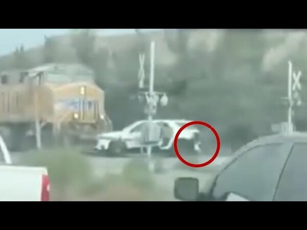 Καλιφόρνια: Η στιγμή που βγάζουν παιδιά από αυτοκίνητο, λίγο πριν το παρασύρει τρένο