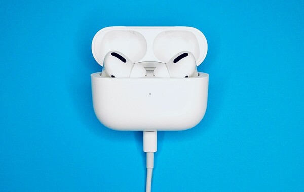 Πώς η νέα λειτουργία των AirPods μπορεί να βοηθήσει τα άτομα με προβλήματα ακοής