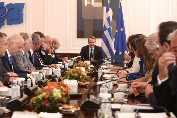 Μητσοτάκης στο υπουργικό: Στα 950 ευρώ ο κατώτατος μισθός το 2027