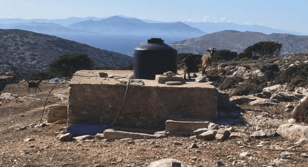 Οι παράνομες πισίνες των Κυκλάδων και το λιγοστό νερό που έχει απομείνει
