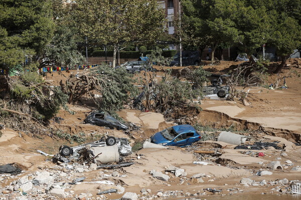 Πλημμύρες στην Ισπανία: «Έχασαν τη ζωή τους προσπαθώντας να σώσουν το αυτοκίνητό τους»