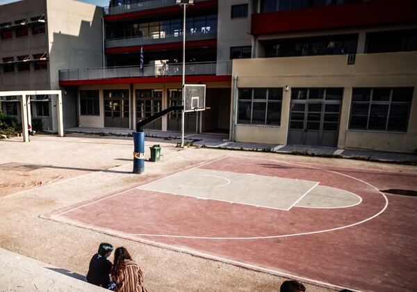 Συνελήφθη μαθητής ΕΠΑΛ: Κατηγορείται ότι οπλοφορούσε στο σχολείο - Χειροπέδες και στον πατέρα του
