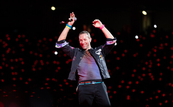 Coldplay: Ο Κρίς Μάρτιν έδειξε πόσο εύκολο είναι να σέβεσαι τις αντωνυμίες των ΛΟΑΤΚΙ+ κατά τη διάρκεια συναυλίας του