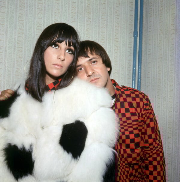 Cher: Μιλά για την τοξική σχέση με τον Sonny Bono - «Σκεφτόμουν συχνά να πηδήξω απο το μπαλκόνι του ξενοδοχείου»