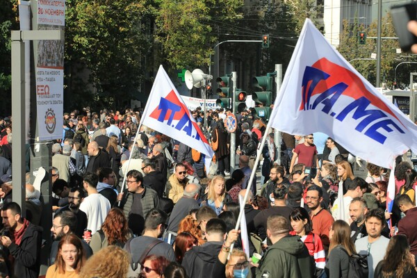 Απεργία σήμερα: Στιγμιότυπα από τις πορείες σε Αθήνα και Θεσσαλονίκη