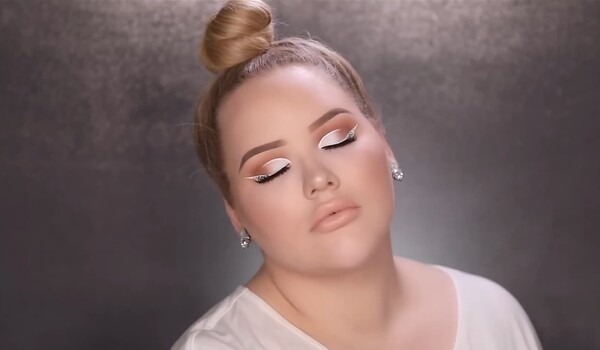 Λευκό eyeliner: Οι ιδέες που προτείνουν TikTokers