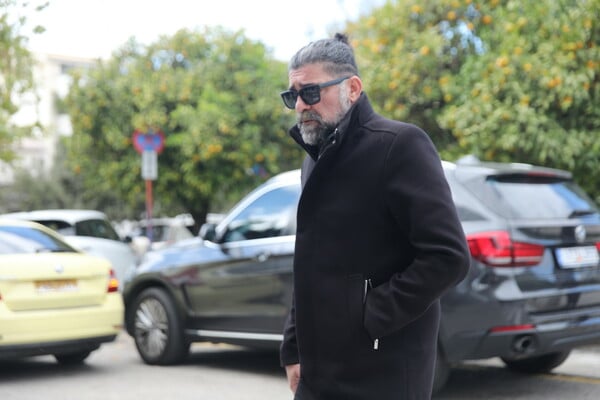 Κηδεία Μανούσου Μανουσάκη: Σύσσωμος ο καλλιτεχνικός κόσμος αποχαιρετά τον σκηνοθέτη