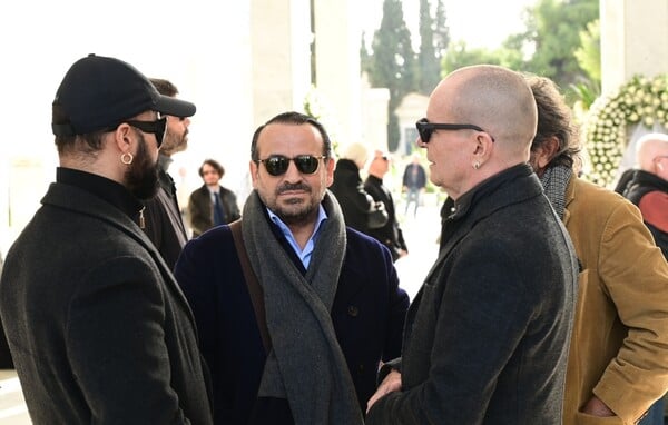 Αντώνης Λυμπέρης: Η οικογένεια και οι φίλοι του τον αποχαιρετούν στο Α' Νεκροταφείο Αθηνών
