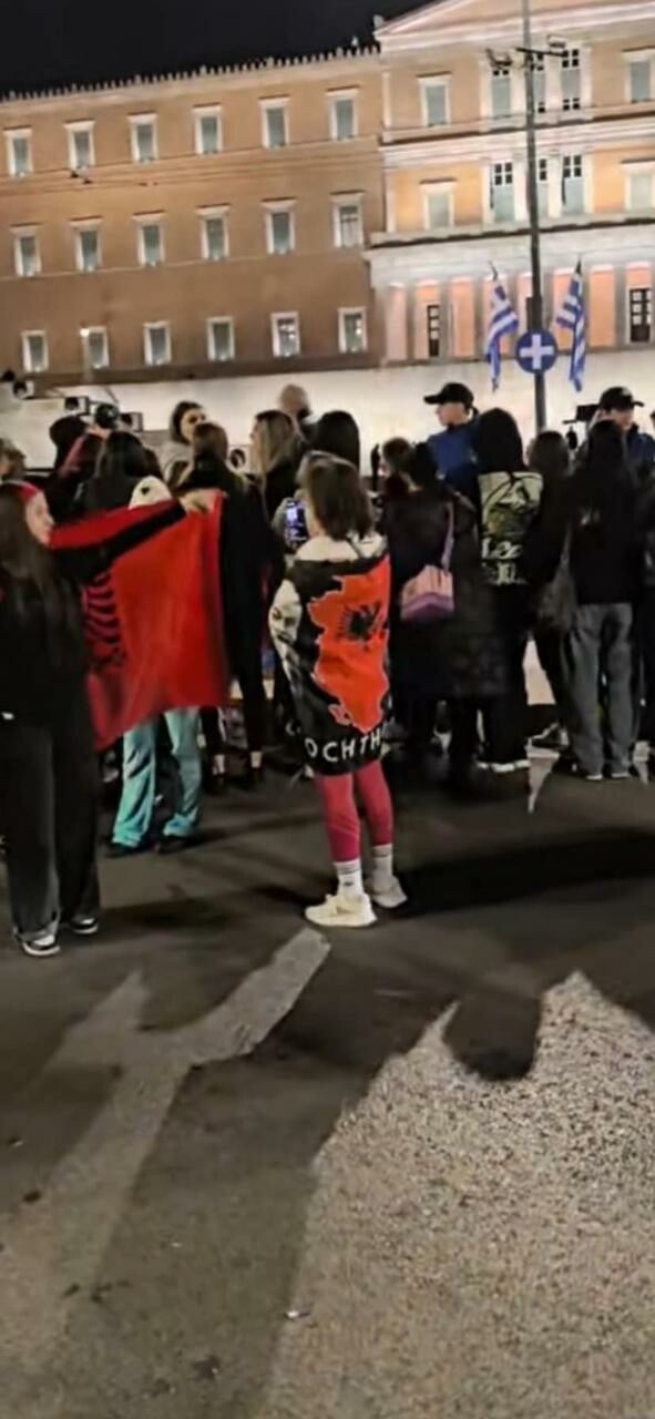 Αλβανοί γιόρτασαν στο Σύνταγμα με σημαίες την ημέρα Ανεξαρτησίας της χώρας τους