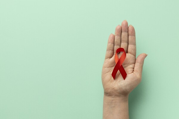 Η νέα, ανατρεπτική καμπάνια και το αιχμηρό μήνυμα της Gilead Sciences για την Παγκόσμια Ημέρα AIDS