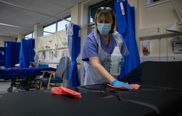 Ηνωμένο Βασίλειο: Το NHS «παραλύει» από τη δραματική αύξηση των νοσηλίων με γρίπη
