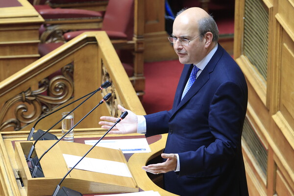 Προμήθειες τραπεζών: Αρκετά χαμηλότερες το 2025, λέει ο Χατζηδάκης