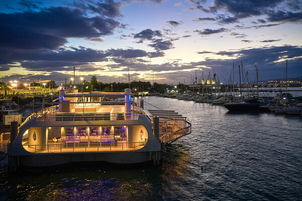 Ploes Floating Venue: O πρωτοποριακός χώρος εκδηλώσεων που είναι κυριολεκτικά μέσα στη θάλασσα